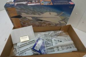 lot 252 image: Ertl AMT Airplane Model
