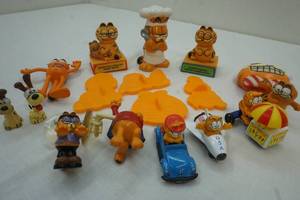 lot 271 image: Variety of Garfield Figures
