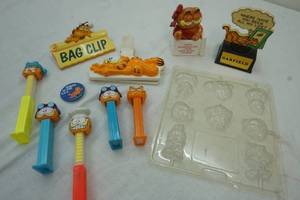 lot 270 image: Variety of Garfield Figures