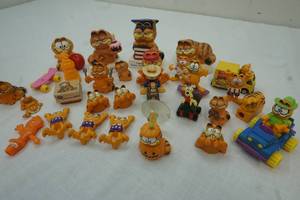 lot 272 image: Variety of Garfield Figures