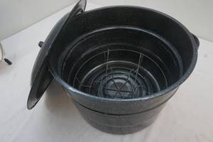 lot 276 image: Graniteware canner
