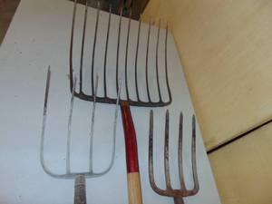 lot 10 image: Mixed Lot of Pitchforks