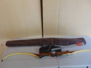 lot 14 image: Temujin 35# Recurve Bow with Quiver and Arrows