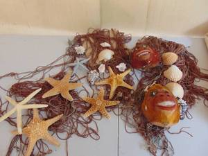 lot 19 image: Mixed Lot of Wall Dcor Netting with Shells and Star Fish
