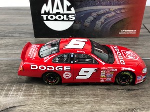 lot 63 image: 2002 Nascar Mac Tools Bill Elliott Dodge Intrepid RT #9  Dodge 124 scale die cast stock car