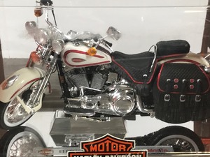 lot 108 image: Harley Davidson Harley 1997 FLSTS Heritage Springer 110 Scale Maisto Diecast
