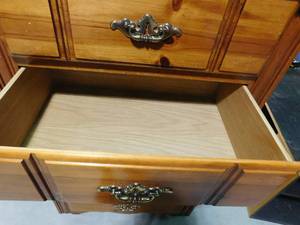 lot 2 image: 5 drawer solid wood dresser