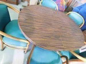 lot 5 image: Table with leaf and 5 chairs