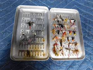 lot 237 image: Vintage metal fly box with flies