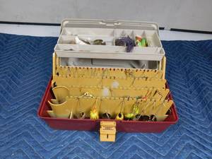 lot 243 image: Plano tackle box of spinners