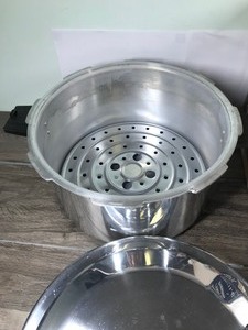 lot 406 image: Mirro Pressure Cooker & Canner 12 quart  11.4L