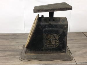 lot 408 image: Vintage American Cutlery Co. Chicago National Family Scale 24 lbs