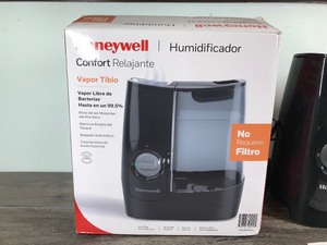 lot 424 image: Honeywell Humidifier in box with instructions