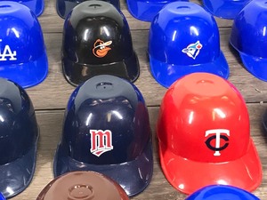 lot 457 image: 28 - Collectible plastic Major League Baseball Plastic Helmets