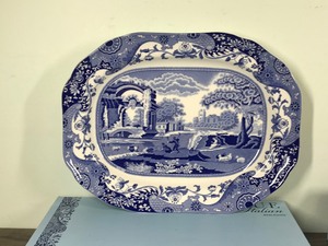 lot 484 image: Spode Blue Italian Oval Platter & Salt & Pepper Shakers