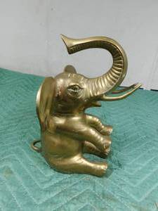 lot 222 image: Brass Elephant