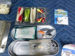 lot 256 image: Small tote of fishing tackle