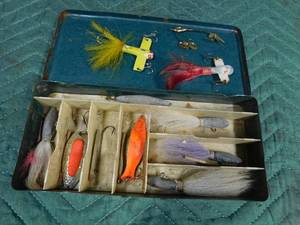 lot 275 image: Vintage metal box of vintage hairy weights and daredevils