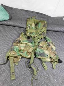 lot 289 image: Military ammo vest