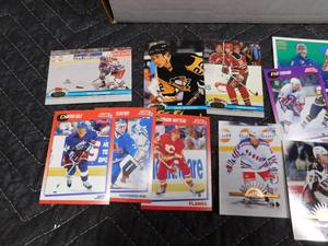lot 301 image: Full box of hockey trading cards