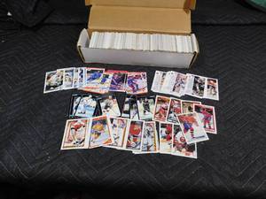 lot 299 image: Full box of hockey csrds