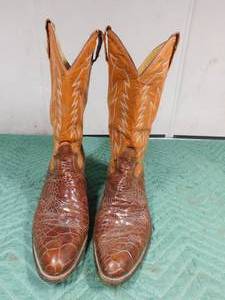lot 304 image: Brown Montana western boots