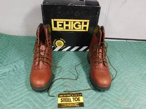 lot 305 image: New LeHigh steel toe work boots