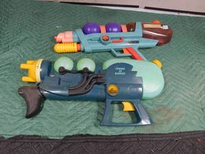 lot 306 image: 2 Super soakers with power gauges