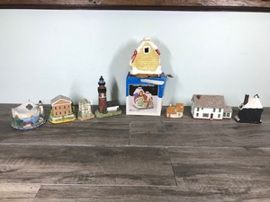 lot 520 image: 8 - Small Village Pieces