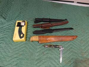 lot 326 image: 4 fillet knives, pocketknife, knife sharpener