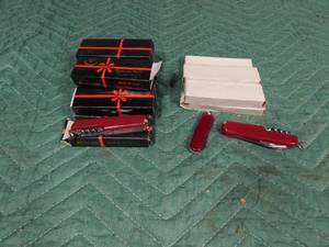 lot 330 image: Lot of New multi-purpose pocketknives