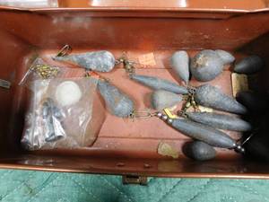 lot 333 image: Metal box of vintage sinkers