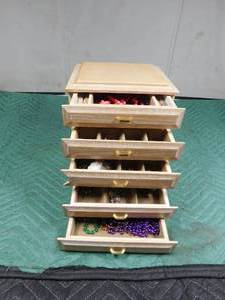 lot 358 image: Jewelry box of jewelry
