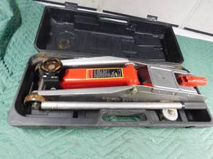 lot 371 image: Hydraulic Jack in case