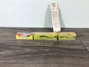 lot 395 image: 4 - Fishing lures in original packages