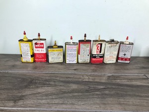 lot 542 image: 8 - Vintage oil lubricant cans