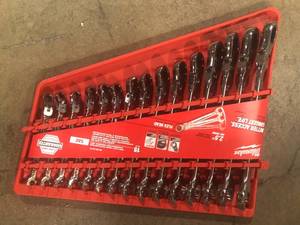 lot 1 image: Milwaukee 144-Position Flex-Head Ratcheting Combination Wrench Set SAE (15-Piece) Customer Returns See Pictures