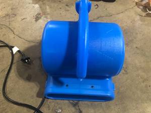 lot 49 image: B-Air 14 HP Air Mover Blower Fan for Water Damage Restoration Carpet Dryer Floor Home and Plumbing Use in Blue Customer Returns See Pictures
