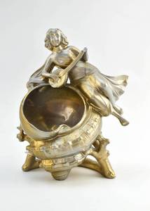 lot 173 image: Ceramic Art Nouveau Seashell Vessel