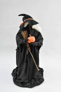 lot 285 image: Spooky Witch Halloween Decoration