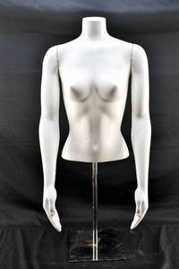 lot 46 image: Fashion Mannequin by Silvestri