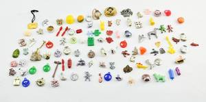 lot 110 image: Assortment of Vintage Charms and Trinkets