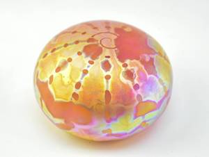 lot 84 image: Gary Levay Hand-Blown Art Glass Shell Paperweight