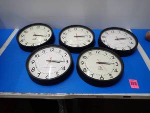 lot 7 image: Lot of 5 wall clocks
