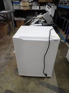 lot 41 image: Haier ESRB03W Mini Fridge  20 x 20 x 26  tested functional