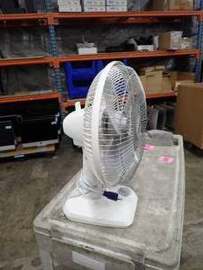 lot 44 image: Airking Oscillating Fan  18 tall