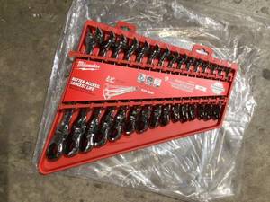 lot 13 image: Milwaukee 144-Position Flex-Head Ratcheting Combination Wrench Set SAE (15-Piece) Customer Returns See Pictures