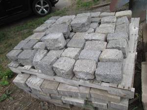 lot 100 image: Mixed Pallet of stone pavers rangin...