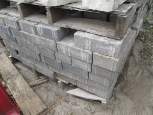 lot 103 image: Mixed pallet of assorted size patio...
