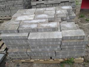 lot 104 image: Pallet of assorted size pavers from...